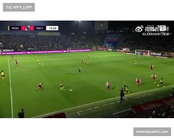 戴维球衣撕裂仍破门，比甲赛场展现顽强意志